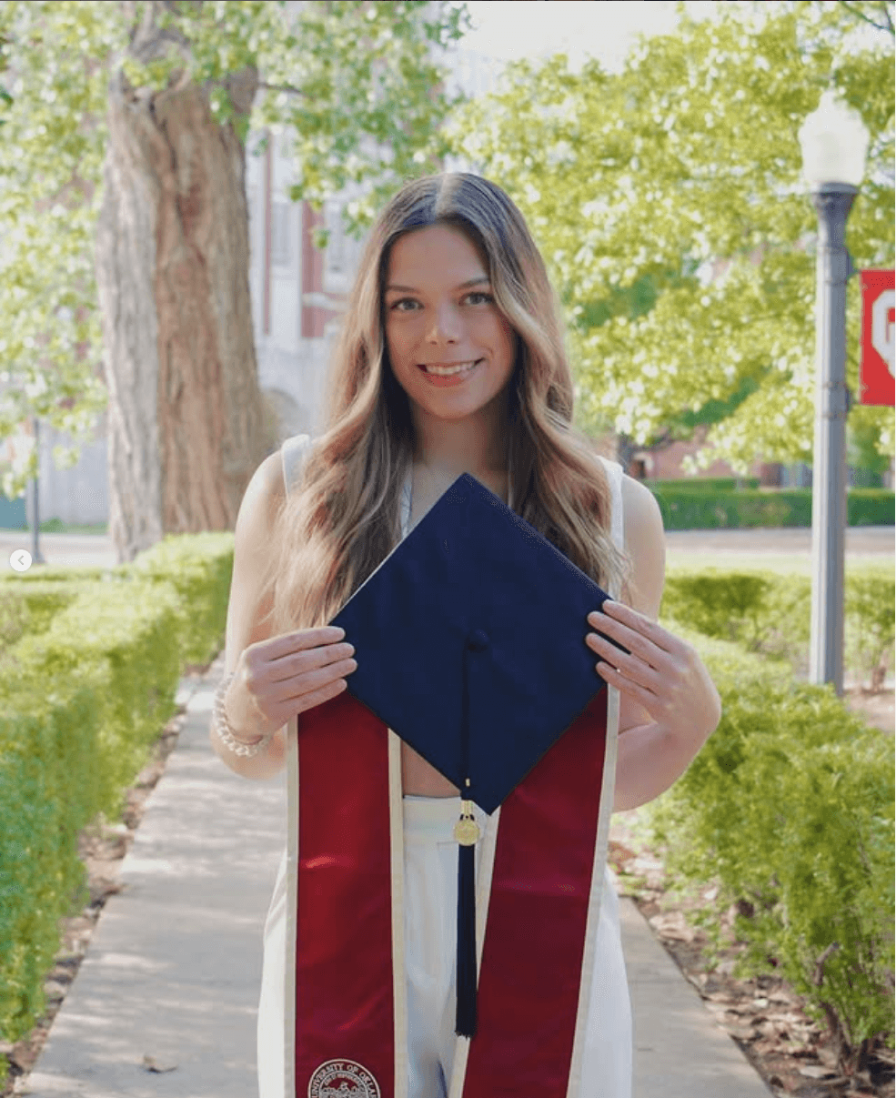 The ultimate victory: your bachelor's degree Made Scholarships athlete Selina Merfol celebrates her graduation from Temple University, a testament to her success in sports and study in America.